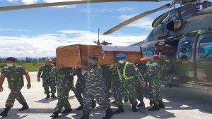 Proses-evakuasi-seorang-Prajurit-TNI-yang-gugur-setelah-pecah-Kontak-Tembak-dengan-KKB-Papua.jpg