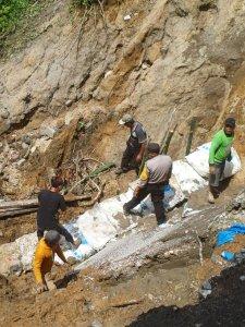 Proses-pembangunan-beronjong-sebagai-jalur-alternatif-di-Desa-Sarintonu.jpg