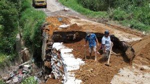 Proses-penanganan-darurat-jalan-amblas.jpg