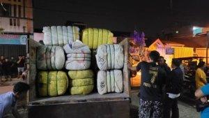 Proses-penggerebekan-gudang-diduga-menyimpan-pakaian-bekas-impor.jpg