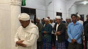 Puluhan-jemaah-tarekat-Naqsyabandiyah-melaksanakan-Salat-Tarawih-berjamaah.jpg