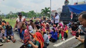 Puluhan-masyarakat-Simalungun-dan-mahasiswa-berunjukrasa.jpg