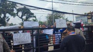 Puluhan-orang-yang-menyebut-bagian-dari-relawan-dan-pendukung.jpg