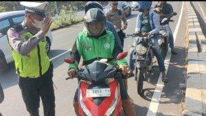 Puluhan-pengendara-sepeda-motor-dari-arah-Surabaya-terjaring-razia.jpg