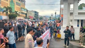 Puluhan-pengunjuk-rasa-berdemo-di-depan-Kantor-Wali-Kota-Padangsidimpuan.jpg