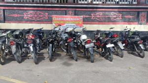 Puluhan-sepeda-motor-diamankan-di-halaman-Polsek-Balige-Selasa-3092025.jpg