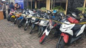 Puluhan-sepeda-motor-yang-diamankan-polisi-dari-rumah-diduga-prajurit-TNI.jpg