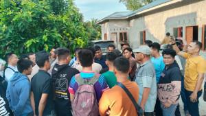 Puluhan-warga-menggerebek-yang-rumah.jpg