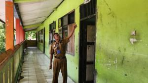 RUANG-KELAS-Kepala-SMP-Negeri-1-Geyer-Sukatno-menunjukkan-ruang-kelas-VII-G-Senin.jpg