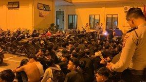 Ratusan-anggota-geng-motor-ditangkap-polisi-di-Polsek-Sunggal.jpg