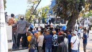 Ratusan-karyawan-PT-Perkebunan-Sumatra-Utara-PSU-menggeruduk-kantor-Gubernur-Sumut.jpg