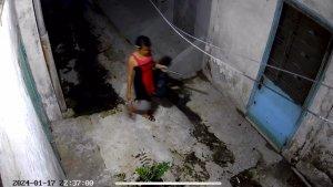 Rekaman-video-seorang-pria-berdaster-merah-hitam-maling-besi.jpg
