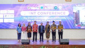 Rektor-UNPRI-Prof-Dr-Chrismis-Novalinda-Ginting-bersama-jajaran.jpg
