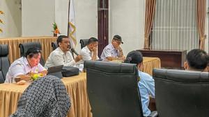Ricky-Marthin-Erzuki-Damanik-pegang-mic-hadir-dalam-rapat-percepatan-MBGali.jpg