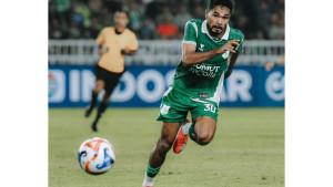 Rifal-Lastori-mengejar-bola-ketika-menghadapi-Persekat.jpg