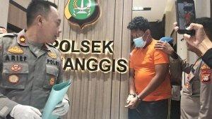 Rifki-Aziz-Ramadhan-pelaku-pembantaian-satu-keluarga-di-Tapos-Depok-digiring-di-Mapolsek-Cimanggis.jpg