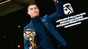 Ronaldo-borong-trofi-globe.jpg