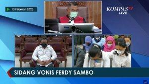 Rosti-tampak-begitu-emosional-sambil-terus-memeluk-erat-pigura-foto.jpg