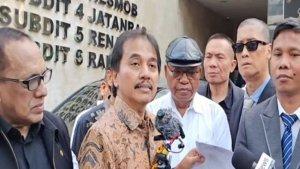 Roy-Suryo-menghadiri-panggilan-pemeriksaan-penyidik-Polda-Metro-sd.jpg