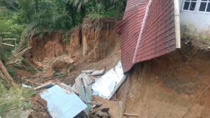 Rumah-di-Limapuluh-Kabupaten-Batubara-rubuh-akibat-longsor.jpg