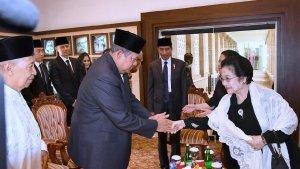SBY-dan-Megawati-saat-bersalaman-di-pemakaman-Habibie.jpg