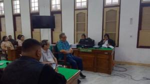 SIDANG-PERKARA-KORUPSI-Dua-terdakwa-perkara-korupsi.jpg