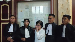 SIDANG-Terdakwa-kasus-pemalsuan-surat-Lie-Yung-Ai-menangis.jpg