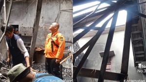 SUASANA-RUMAH-TERBAKAR-Api-melahap.jpg