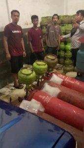Saat-Polisi-amankan-pekerja-oplos-gas-dari-tabung-3-Kilogram.jpg