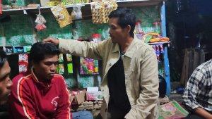 Sagala-supir-dump-truk-yang-melakukan-tradisi-Beras-Pihir-di-kediamannya.jpg