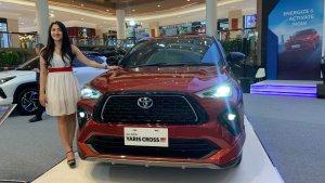 Sales-sedang-memperlihatkan-mobil-keluaran-terbaru-All-New-Yaris-Cross.jpg