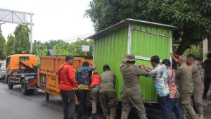 Satpol-PP-mengangkat-booth-container-di-Jln-Diponegoro-Lubuk-Pakam.jpg