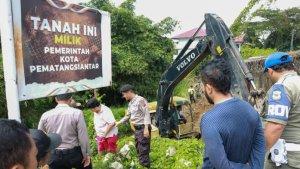 Satpol-PP-meratakan-kuburan-Mr-X-_.jpg