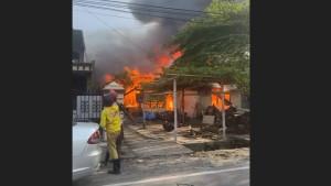 Satu-unit-rumah-semi-permanen-yang-dijadikan-bengkel-sepeda-motor.jpg