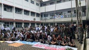 Sebanyak-140-siswa-menggelar-aksi-unjuk-rasa-di-sekolahnya-Jalan-Cik-Ditiro-1.jpg