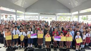Sebanyak-635-pelajar-SD-dan-SMP-di-Kabupaten-Toba-menerima-beasiswa-senilai-total-Rp30915-juta.jpg
