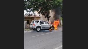 Sebuah-mobil-Ford-Everest-berwarna-abu-abu-terbakar-di-pinggir-jalan.jpg