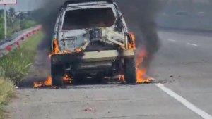 Sebuah-mobil-terbakar-hebat-di-jalan-tol.jpg