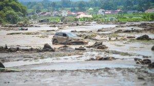 Sebuah-mobil-yang-terdampak-banjir-bandang-di-Nagari-Bukik-Batabuah-Kabupaten-Agam.jpg