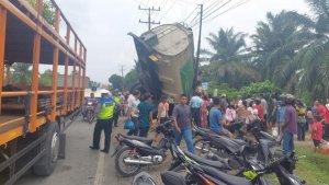 Sebuah-truk-pengangkut-minyak-goreng-terguling-di-jalan-lintas-Sumatera.jpg