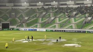 Sejumlah-Panpel-dsn-staf-pertandingan-berupaya-menguras-lapangan-yang-tergenang.jpg