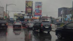 Sejumlah-kendaraan-roda-empat-melintasi-jalan-yang.jpg
