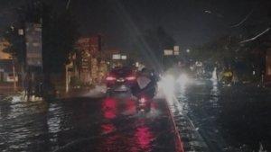 Sejumlah-kendaraan-yang-sedang-melintas-di-lokasi-banjir-Jalan-Letda-Sujono.jpg