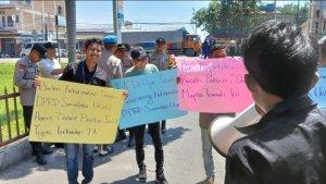 Sejumlah-orang-berunjukrasa-di-depan-Polda-Sumut-meminta-Polisi.jpg