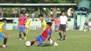 Sejumlah-pemain-berebut-bola-di-seleksi-pemain-tim-sepakbola.jpg
