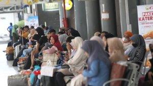 Sejumlah-pemudik-yang-menggunakan-kereta-api-tiba-di-Stasiun-Medan_.jpg