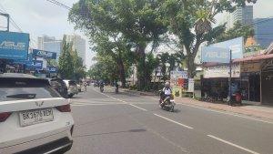 Sejumlah-pengendara-sedang-melintas-di-Jalan-Merak-Jingga-Rabu-372024.jpg