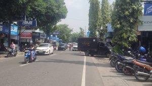 Sejumlah-pengendara-sedang-melintas-di-Jalan-Merak-Jingga.jpg