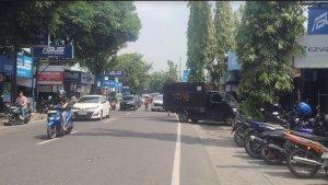 Sejumlah-pengendara-sedang-melintas-di-Jalan-Merak-Jingga_.jpg