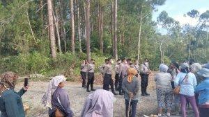 Sejumlah-personel-kepolisian-dan-masyarakat-adat.jpg